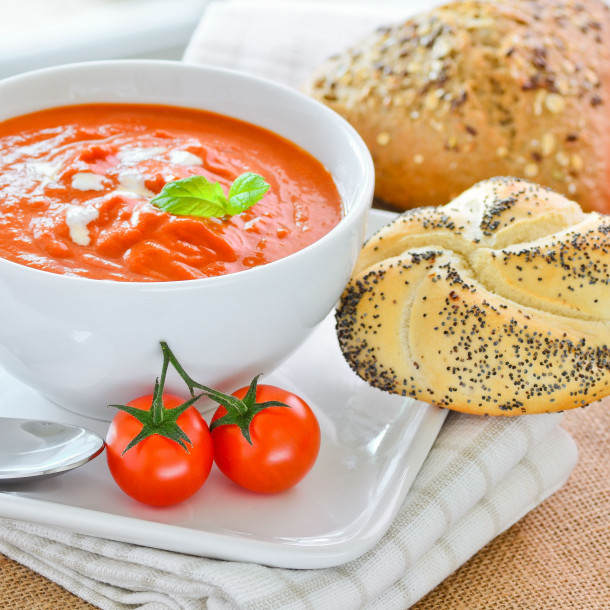 Velouté froid de tomates cerises au basilic