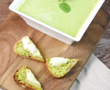 Velouté glacé petit pois menthe et mouillettes au chèvre