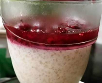 Verres de tapioca aux fraises mixées