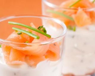 Verrine au saumon fumé, crème et ciboulette