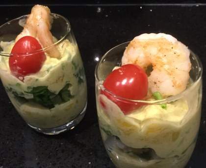 Verrine avocat, mangue, mâche et crevettes