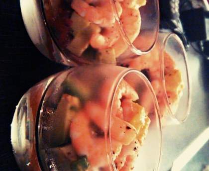 Verrine Terre-Mer à la crevette, avocat et tomates