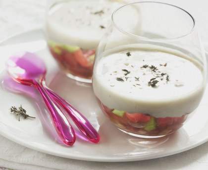 Verrine tomate-concombre coiffée d'une mousse de feta