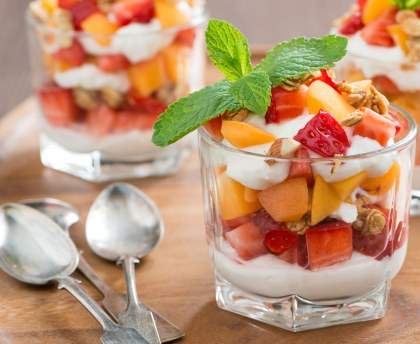Verrines à la pêche et aux fraises (très simple)