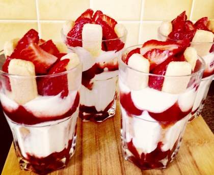 Verrines au fromage blanc au coulis de fruits rouges, fraises et biscuits à la cuillère