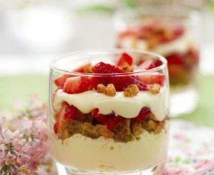 Verrines aux madeleines et aux fraises