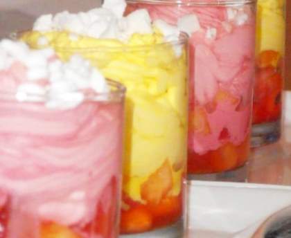Verrines chantilly fruitées colorées