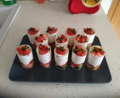 Verrines de tomate, concombre et saumon