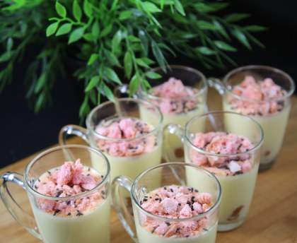 Verrines sucrées aux biscuits roses