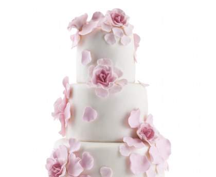 Wedding cake blanc aux pétales de fleur