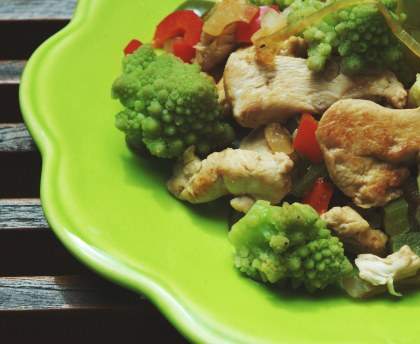 Wok de chou romanesco à la dinde et aux épices