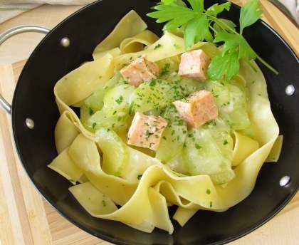 Wok de concombres et saumon