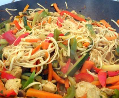 Wok de légumes et de poulet adapté