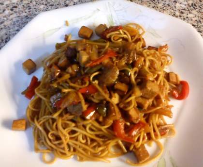Wok de nouilles chinoises au tofu