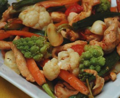 Wok de poulet aux légumes variés