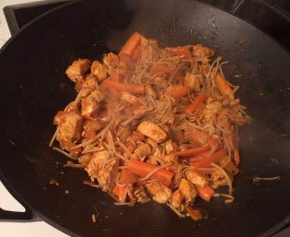 Wok de poulet curry aux ananas caramélisés