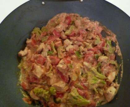 Wok tomaté aux dés de poulet