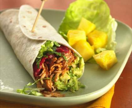 Wrap au porc, bacon, avocat et salade