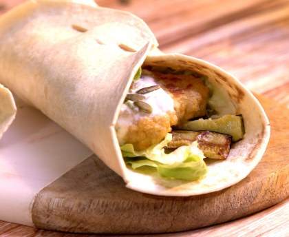 Wrap salade, nuggets de dinde Réghalal, courgettes rôties, graines de courge et sauce au yaourt