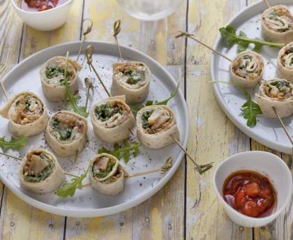 Wraps apéritifs aux oignons caramélisés, crème de roquefort, poire et roquette