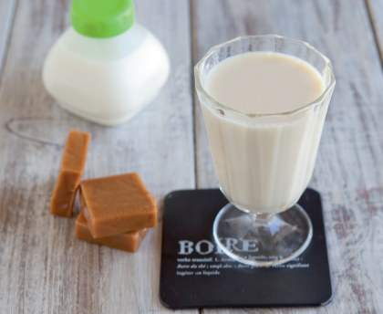 Yaourt à boire au coulis de caramel crémeux à la yaourtière